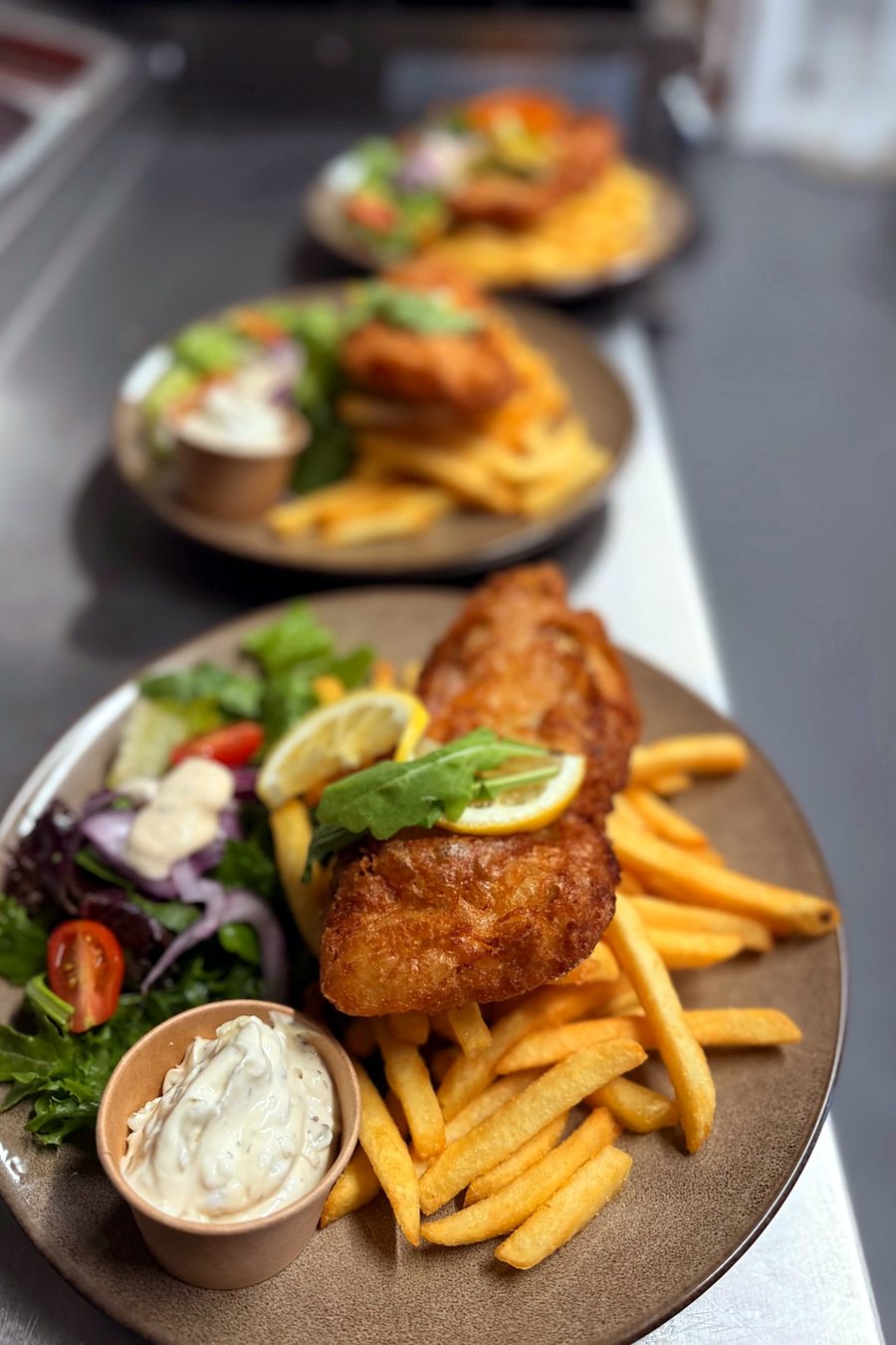 Fish and chips med pommes, tartarsås och citron