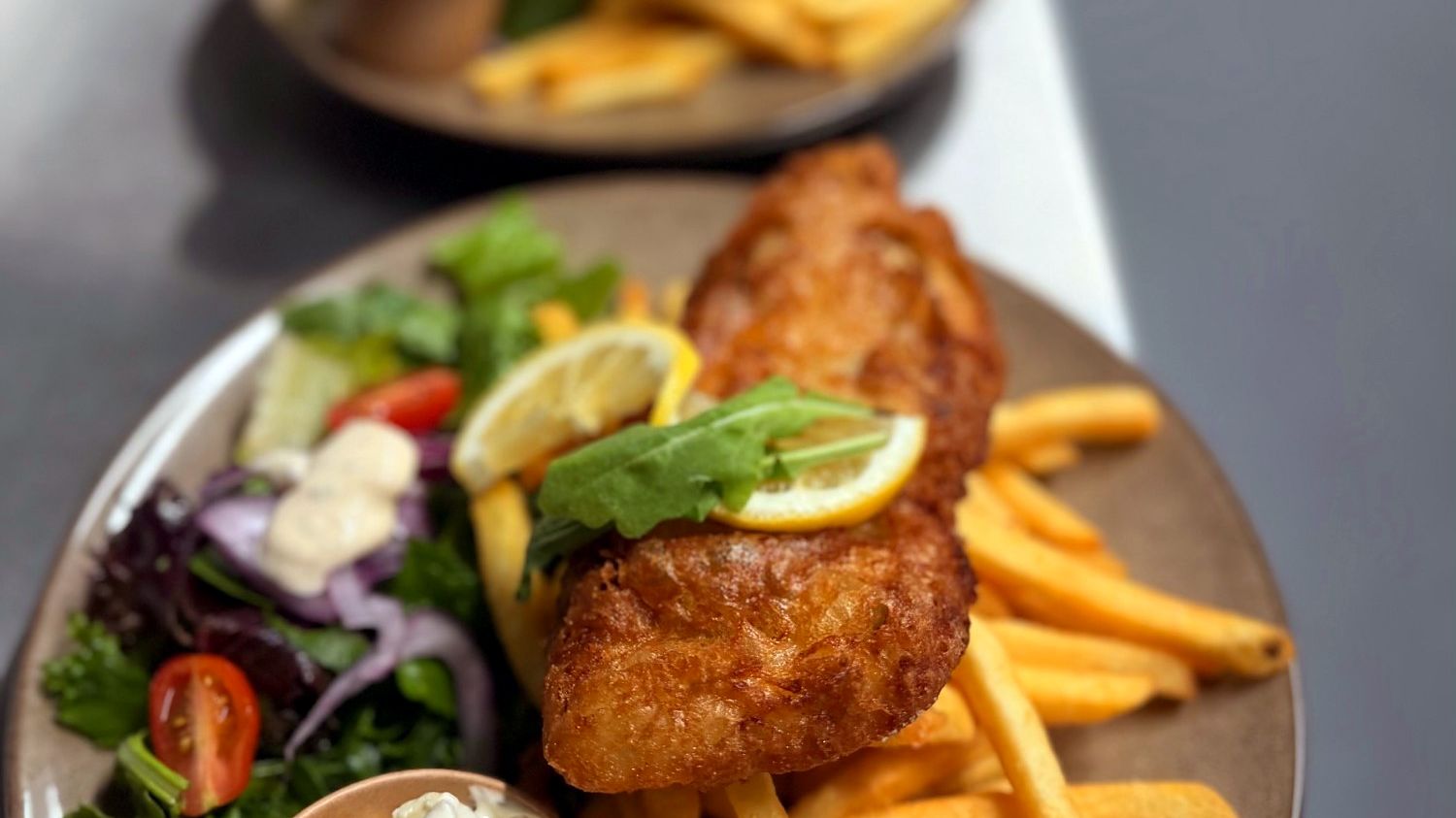 Fish and chips med tartarsås och sallad