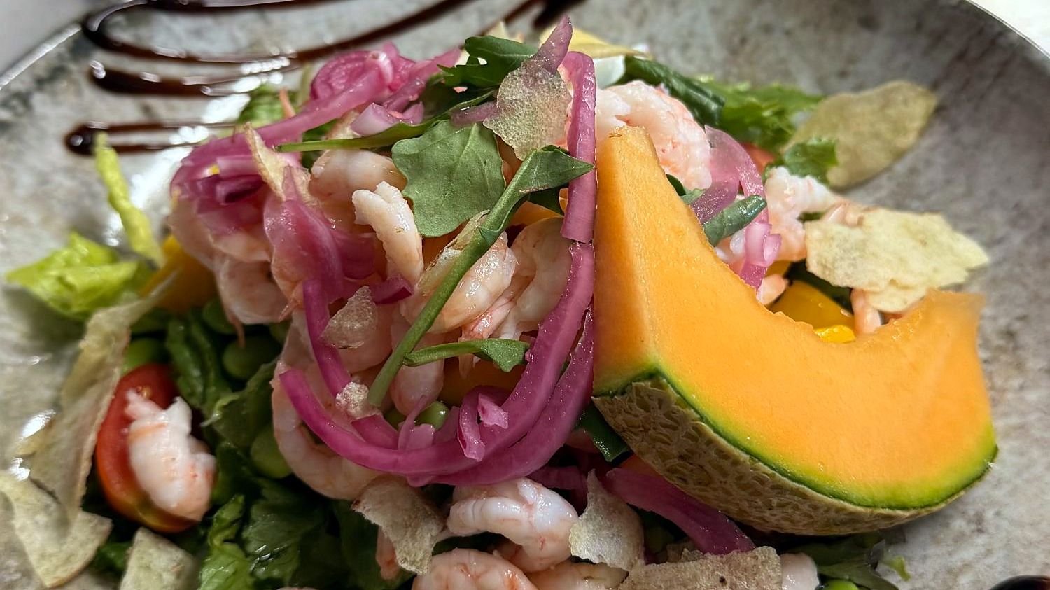 Räksallad med picklad rödlök, melon och balsamico